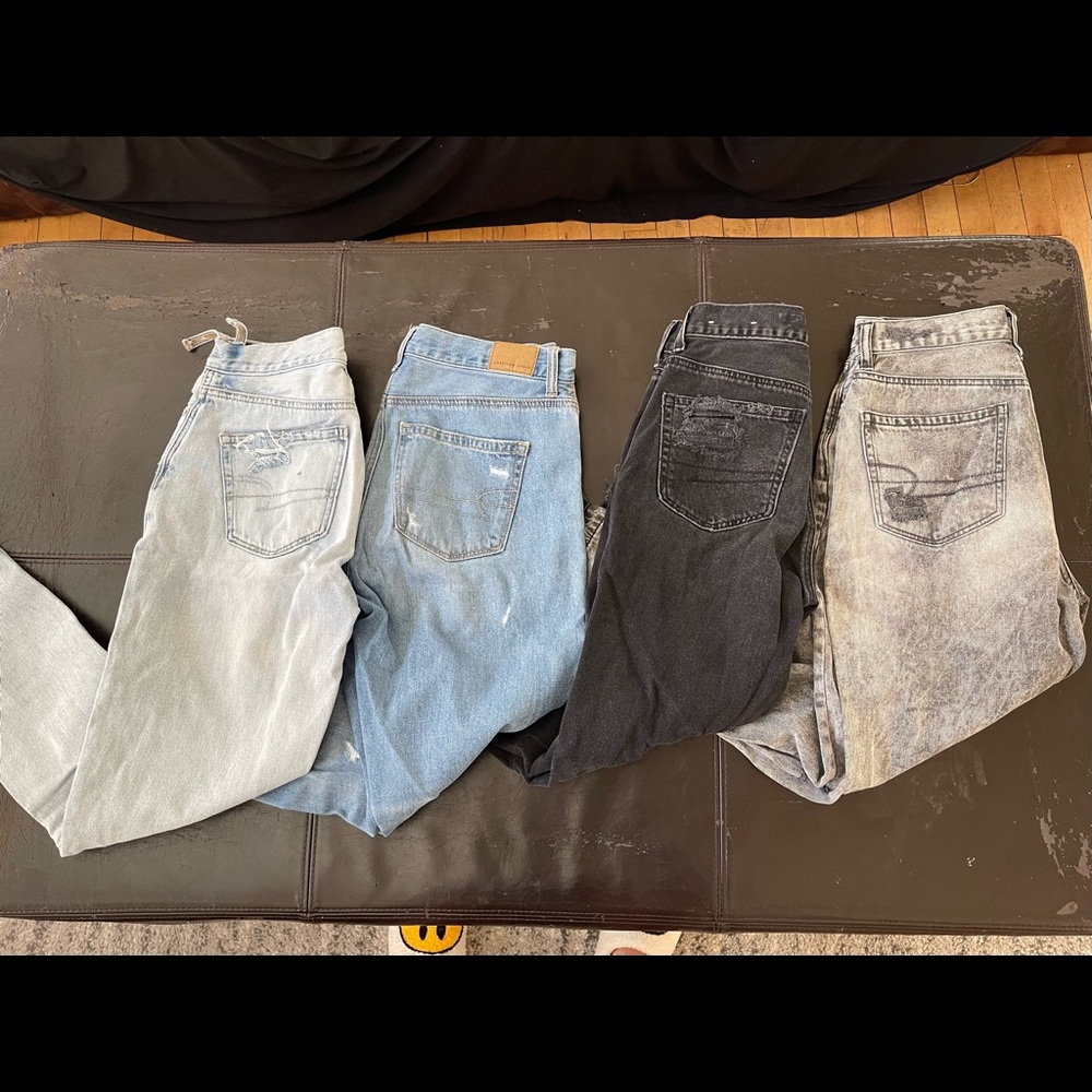 4 PAIRS INCLUDED!! American Eagle Mom Jeans!!